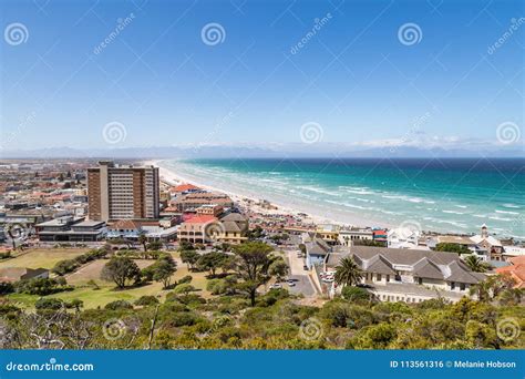  A Praia de Muizenberg, Paraíso Vibrante para Surfistas e Observadores de Pôr-do-Sol!